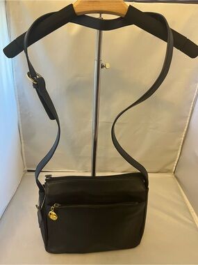 Gianni Bernini Classic Black Leather Shoulder Bag with gold hardware